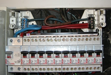 Danger et diagnostic d'un tableau électrique qui grésille dans l'Aisne